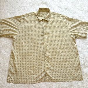 Men’s 100% silk Tommy Bahama Short sleeve classic printed shirt.